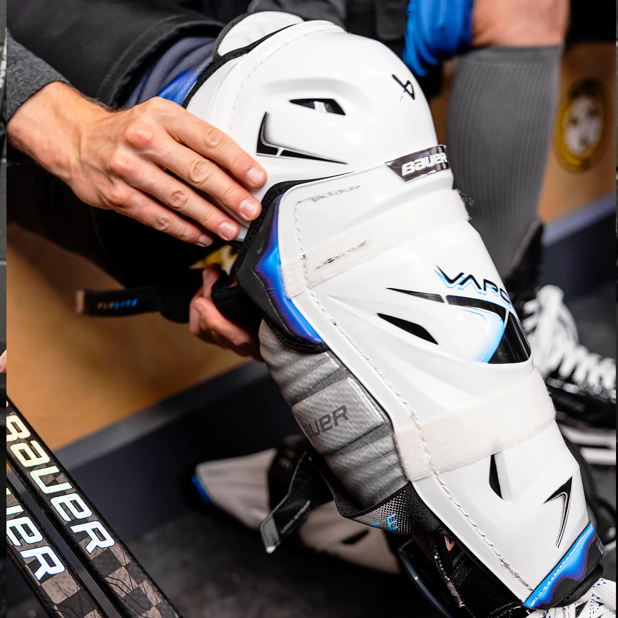 BAUER VAPOR FLYLITE SHIN GUARD INTERMEDIATE - Image 9